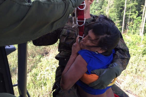 Indígena foi içada com militares até aeronave (Foto: Divulgação FAB)
