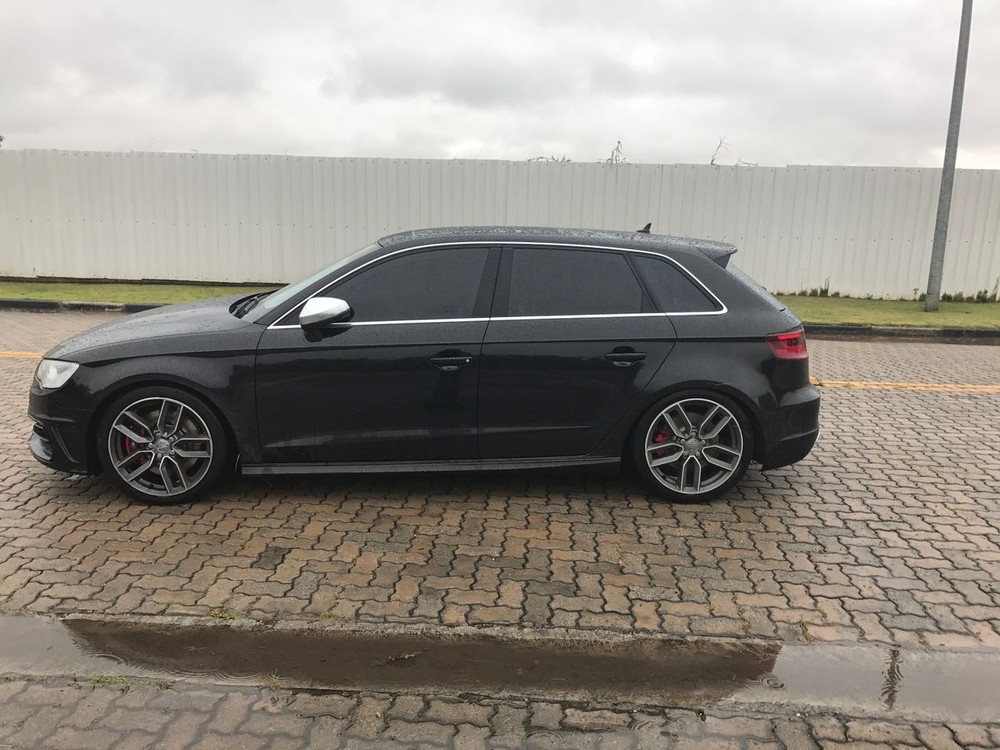 Chuva alaga entrada do CT do Corinthians; carro de Jadson quebra