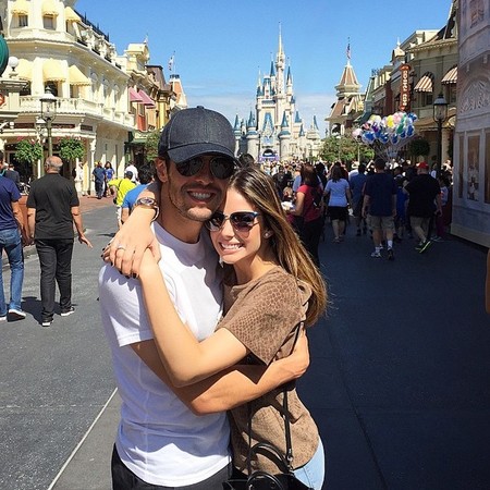 Kaká e Carol na Diney. Na legenda do Instagram, ela escreveu: "Lugar mágico. Disney para casais. Nós acreditamos na magia. Lugar onde os sonhos se realizam.  Vivemos o amor. Dia de folga"  (Foto: Reprodução Instagram)