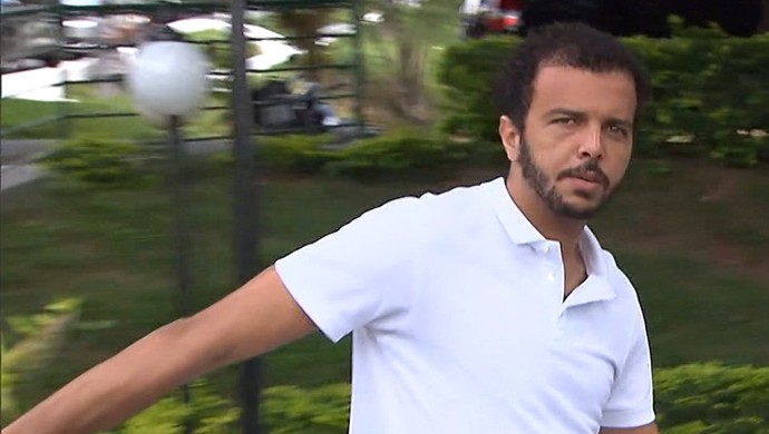 Com o rosto machucado, goleiro Giovanni deixa a Cidade do Galo (Foto: Reprodu&ccedil;&atilde;o/TV Globo)