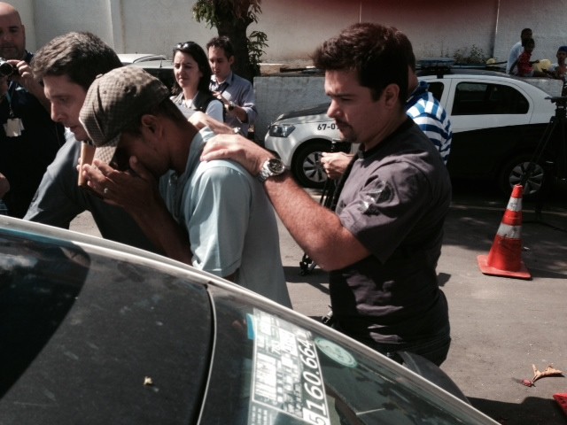 Caseiro do coronel Paulo Malhães, Rogério Pires, é conduzido pela polícia após sua prisão (Foto: Guilherme Brito/G1)