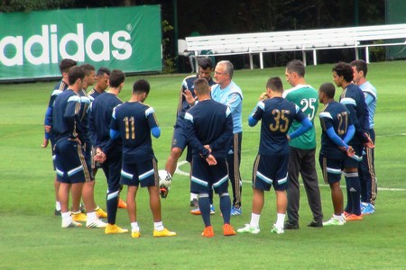 Dorival não conta com Valdivia no clássico e testa opções