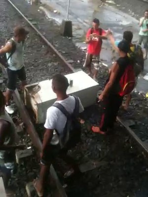 Grupo colocou uma geladeira nos trilhos após problema nos trens (Foto: Bruno Fontes/TV Globo)