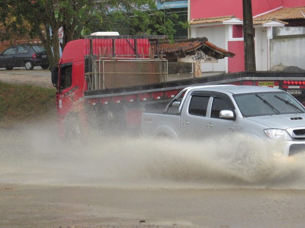 G1 Chuva Causa Alagamentos Em Várias Cidades Da Região Dos Lagos