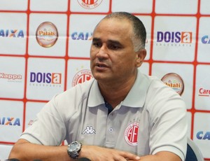 Oliveira Canindé, técnico do América-RN (Foto: Augusto Gomes/GloboEsporte.com)