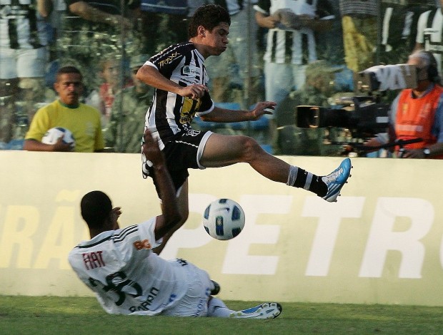 Osvaldo, no jogo contra o Flamengo, no PV, pela Série A do Campeonato Brasileiro (Foto: Kiko Silva/Agência Diário)