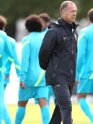 Mano Menezes no treino da seleção em Manchester (Foto: Mowa Press)