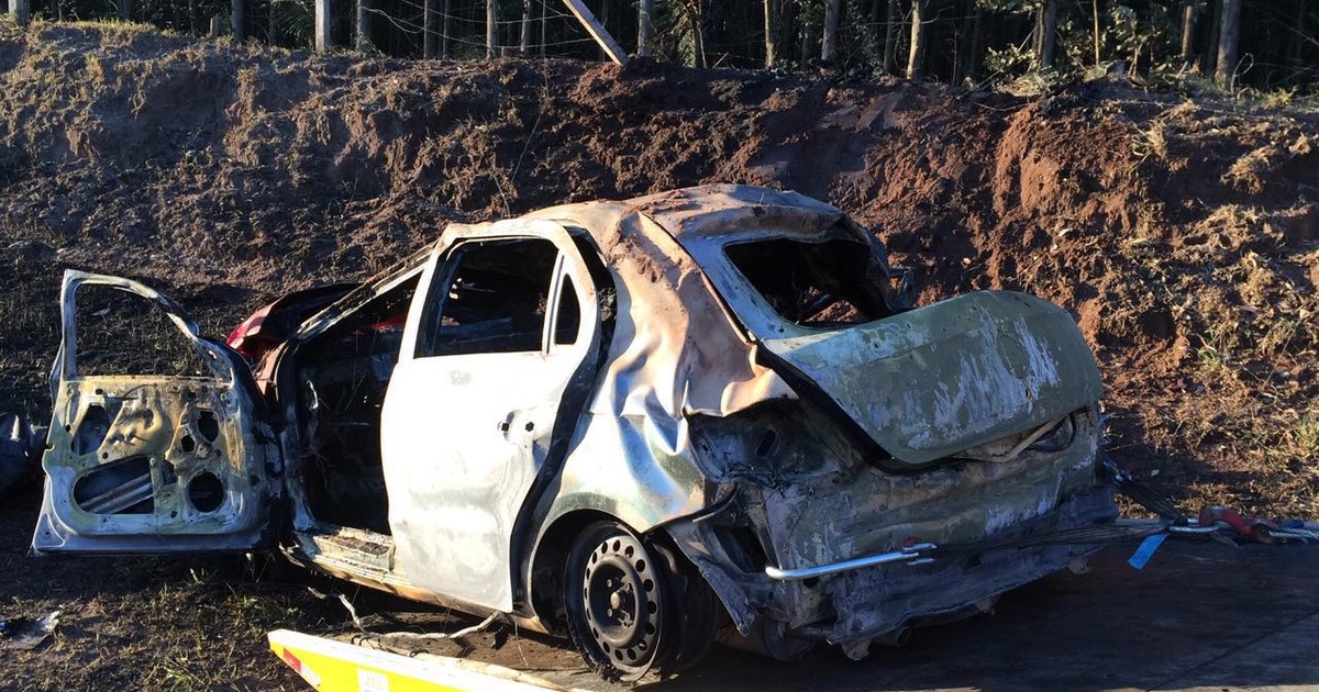 G Homem Morre Carbonizado Ap S Carro Capotar E Pegar Fogo Em