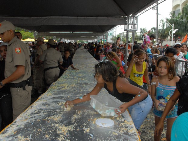 Em alguns minutos, mesa onde estava o bolo de aniversário de Macapá ficou vazia (Foto: Gabriel Penha/G1-AP)