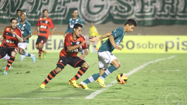 Renan Oliveira, meia do Goiás, contra o Flamengo (Foto: Rosiron Rodrigues/Goiás E.C.)
