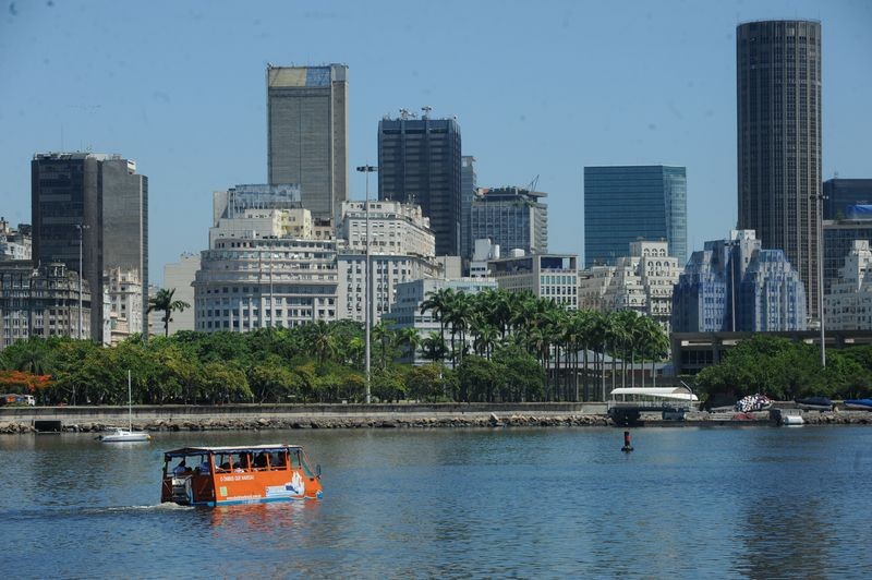 Ônibus anfíbio começa a receber passageiros no Rio de Janeiro