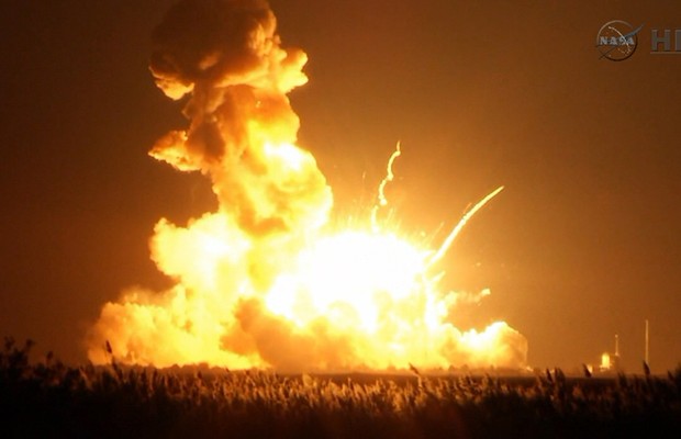 Imagem da Nasa mostra explosão do foguete Antares (Foto: Nasa/AP)