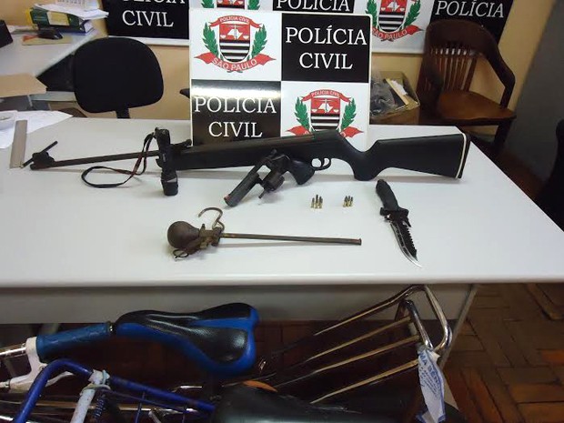 Sem comprovante de procedência, espingarda de pressão foi apreendida pela polícia (Foto: Polícia Civil/Divulgação)