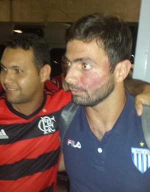 Diego, do Avaí, em desembarque com a torcida do Flamengo em Natal (Foto: Fred Gomes)