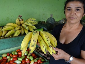 Com a agricultura abalada pela seca, os preços dos produtos subiram até 75% na venda de dona Maria Valdete. O cacho de banana passou de R$ 1,50 para 2,50. (Foto: Luna Markman/G1)