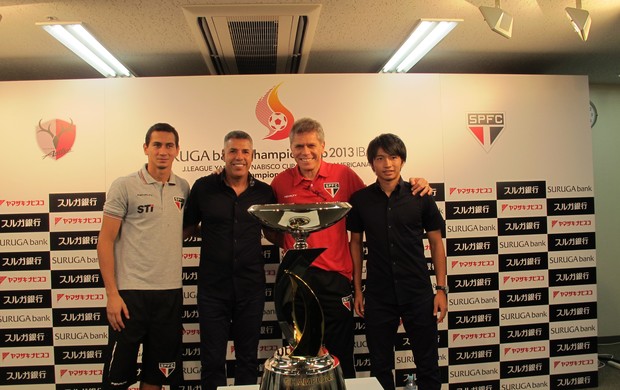 Ganso, Toninho Cerezo, Paulo Autuori e Shibasaki posam com o troféu da Copa Suruga (Foto: Carlos Ferrari)