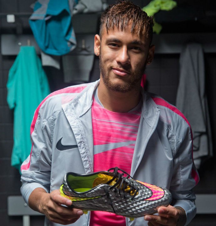 Neymar posa com nova chuteira