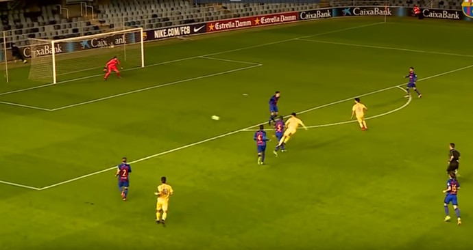 Camisa 5 do Barcelona B, Marlon não consegue cortar o chute no segundo gol do Badalona (Foto: Reprodução de vídeo)