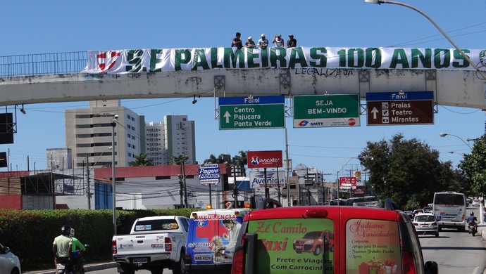 Palmeirenses celebram centenário com faixa na maior avenida de Maceió