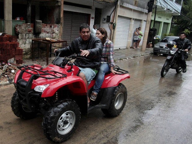 O cantor Zeca Pagodinho percorre ruas de Xerém, no município de Duque de Caxias, na manhã desta quinta-feira (3), para ajudar as vítimas da chuva. Por volta das 10h, o cantor andava com a filha pelas ruas de Xerém. (Foto: Cléber Júnior/ Agência O Globo)