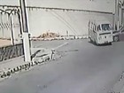 Kombi capota após ser atingida por carro em Aparecida; veja vídeo