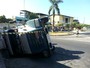 Caminhão tomba em via de Manaus e motorista foge após acidente
