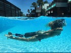 Paola Antonini mostra mergulho em piscina paradisíaca e fã elogia: 'Sereia'