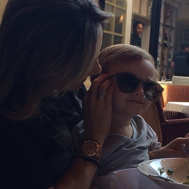 Filho de Claudia Leitte posa todo estiloso com óculos escuros