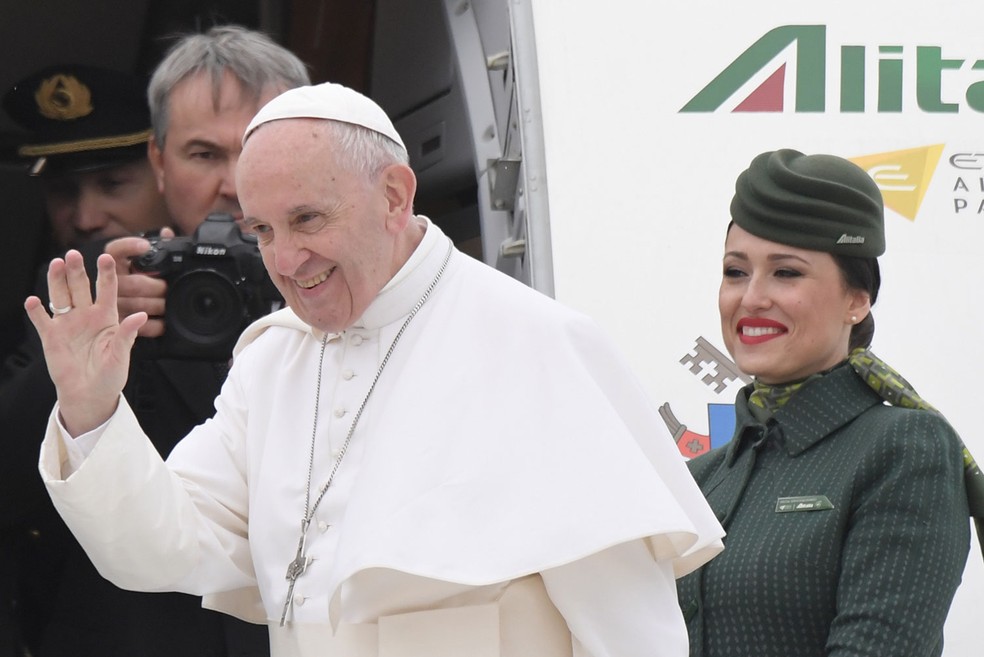 Papa Francisco acena logo antes de embarcar em avião para o Rgito  (Foto: Tiziana Fabi / AFP)