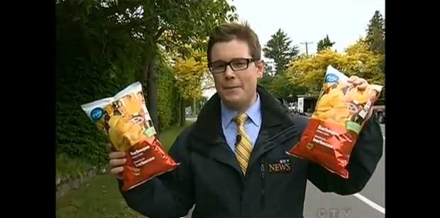 Repórter de TV canadense mostra pacotes de batatas fritas iguais aos que foram roubados pelas estudantes (Foto: Reprodução) Repórter de TV canadense mostra pacotes de batatas fritas iguais aos que foram roubados pelas estudantes (Foto: Reprodução)