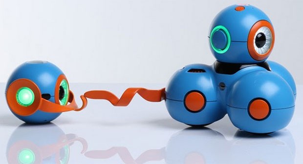 Bo (à dir.) e Yana são robôs para crianças controlados por tablets (Foto: Divulgação/Play-I)
