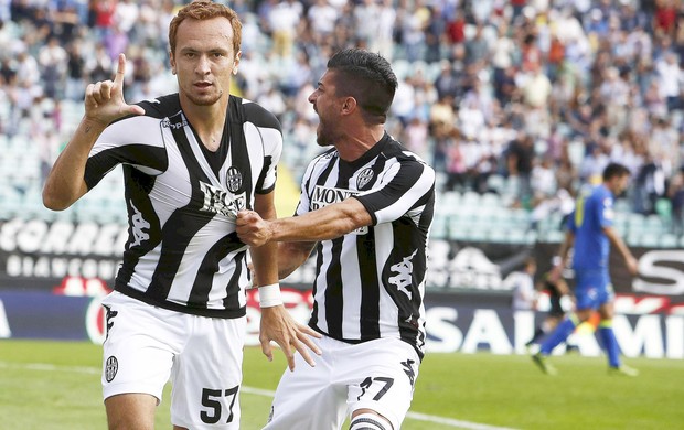 Zé Love comemora gol do siena contra a Udinese (Foto: Agência EFE)