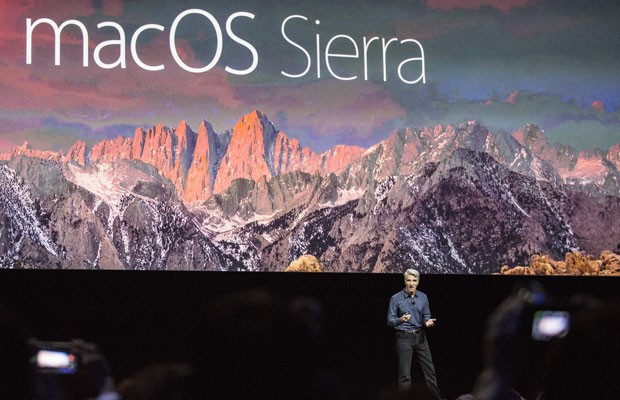 Craig Federighi, vice-presidente de Engenharia de Software, apresenta o novo macOS. (Foto: Andrew Burton/France Presse)