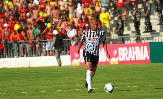 Botafogo-PB e Sport, no Estádio Almeidão, lateral esquerdo Luciano Amaral (Foto: Rizemberg Felipe / Jornal da Paraíba)
