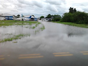 Pátio perto dos hangares do Salgado Filho ficou alagado (Foto: G1)