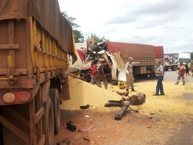 G1 Duas pessoas morrem após batida entre carretas em rodovia de MT