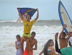 Deyvison Santos surfe
