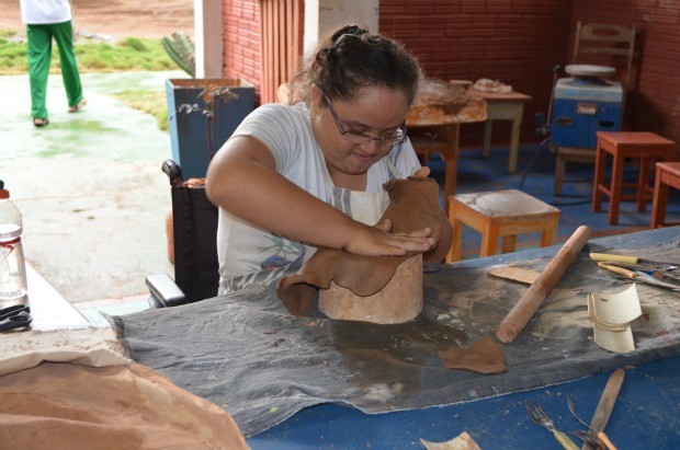Letícia durante a aula de cerâmica (Foto: Magda Oliveira/G1)