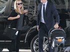 Reese Witherspoon e o marido levam o filho ao médico em Los Angeles