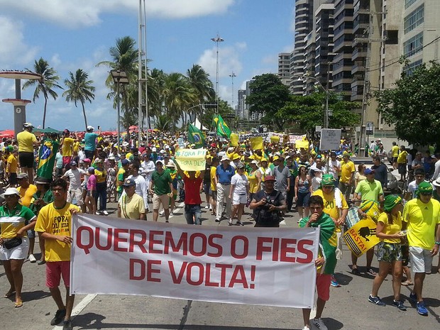 Caminhada no Recife começou às 10h30, na Avenida Boa Viagem (Foto: Katherine Coutinho / G1)