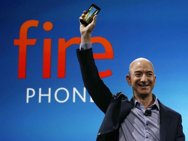 Jeff Bezos, CEO da Amazon, anuncia o Fire Phone, primeiro smartphone da empresa (Foto: Ted S. Warren/AP Photo)