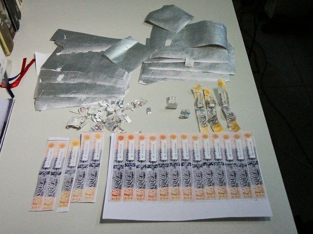Suspeito usava papel de cigarro para falsificar selos em bebidas (Foto: Marlon Costa/Pernambuco Press)