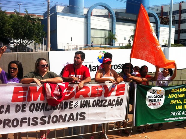 Professores protestam em viaduto de Cuiabá (Foto: Renê Dióz/G1)
