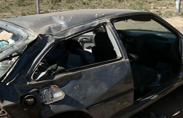 Mulher é arremessada de carro e morre após acidente na GO-164, em Goiás (Foto: Reprodução/TV Anhanguera)