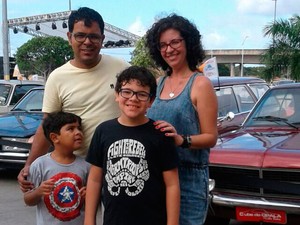 Vanessa com os filhos e marido apóso câncer de mama (Foto: Arquivo Pessoal)