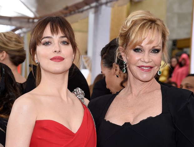 Dakota Johnson e Melanie Griffith no Oscar 2015 (Foto: AFP)