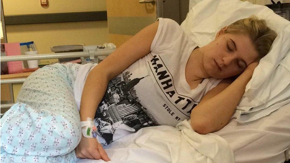 Phoebee Bambury no hospitalDireito de imagemPHOEBEE BAMBURY Image caption Embora síndrome possa ser adquirida de várias formas, geralmente está associada a uso de absorventes internos por longos períodos (Foto: Phoebee Bambury)