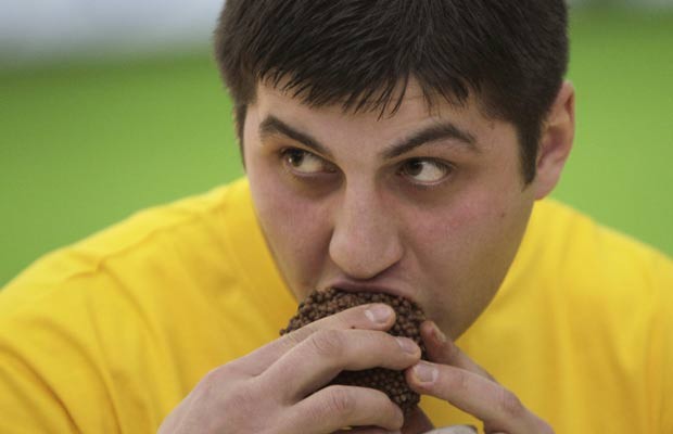 Kharazishvili devorou 400 gramas de chocolate em dois minutos e 45 segundos. (Foto: David Mdzinarishvili/Reuters)