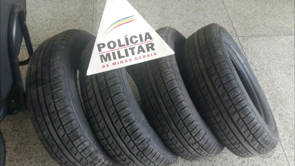 Cinco detidos foram localizados após uma denúncia anônima de roubo de pneus em em Perdões (MG) (Foto: Reprodução EPTV)