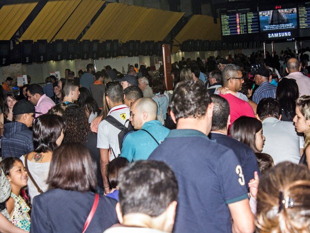 Pessoas fazem fila no Aeroporto de Congonhas na manhã deste domingo (8) (Foto: Marco Ambrósio/Frame/Frame/Estadão Conteúdo) Pessoas fazem fila no Aeroporto de Congonhas na manhã deste domingo (8) (Foto: Marco Ambrósio/Frame/Frame/Estadão Conteúdo)